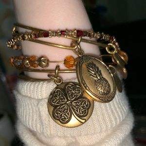 🔥 price drop‼️ Four leaf clover Alex & Ani bangle